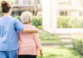 Como contratar um cuidador de idosos para idoso com alzheimer